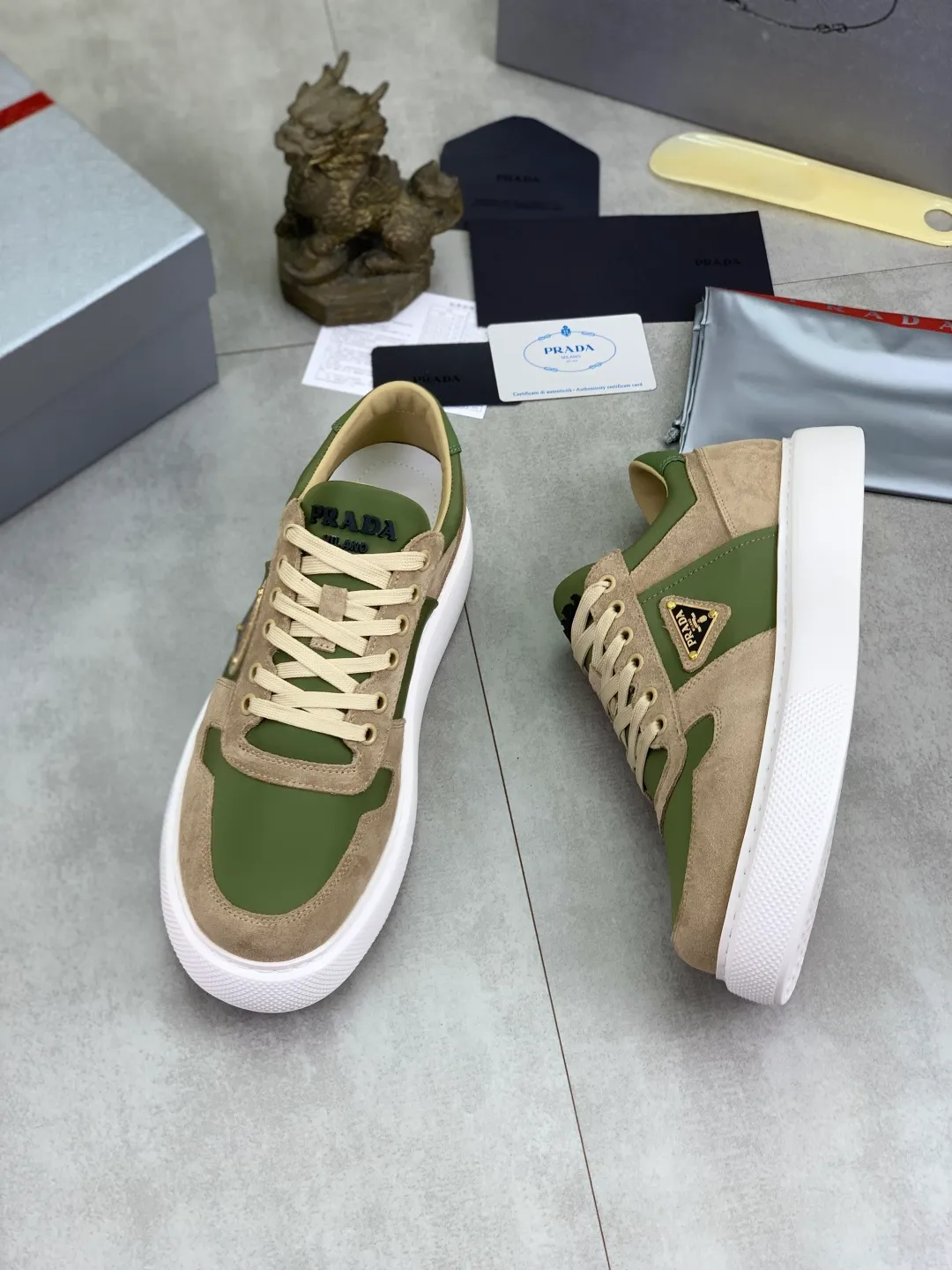 Men's shoes 💰P560💰 [New model] High version official website popular model is on the market, 🆘 Trendy brand (Prada) mainly promotes popular model, avant-garde and versatile fashionable men's shoes private version mold opening, cowhide surface splicing 1:1.. Stylish and simple, original imported cowhide lining cowhide feet; the atmosphere and personality are more fashionable, eye-catching and pursuing class. It will subvert the old idea and be a must-have for fashion trendsetters with you! Must keep it for yourself! Tall and comfortable, large and low, high-end quality workmanship. Code number: 38-44 5⃣️colors available.
